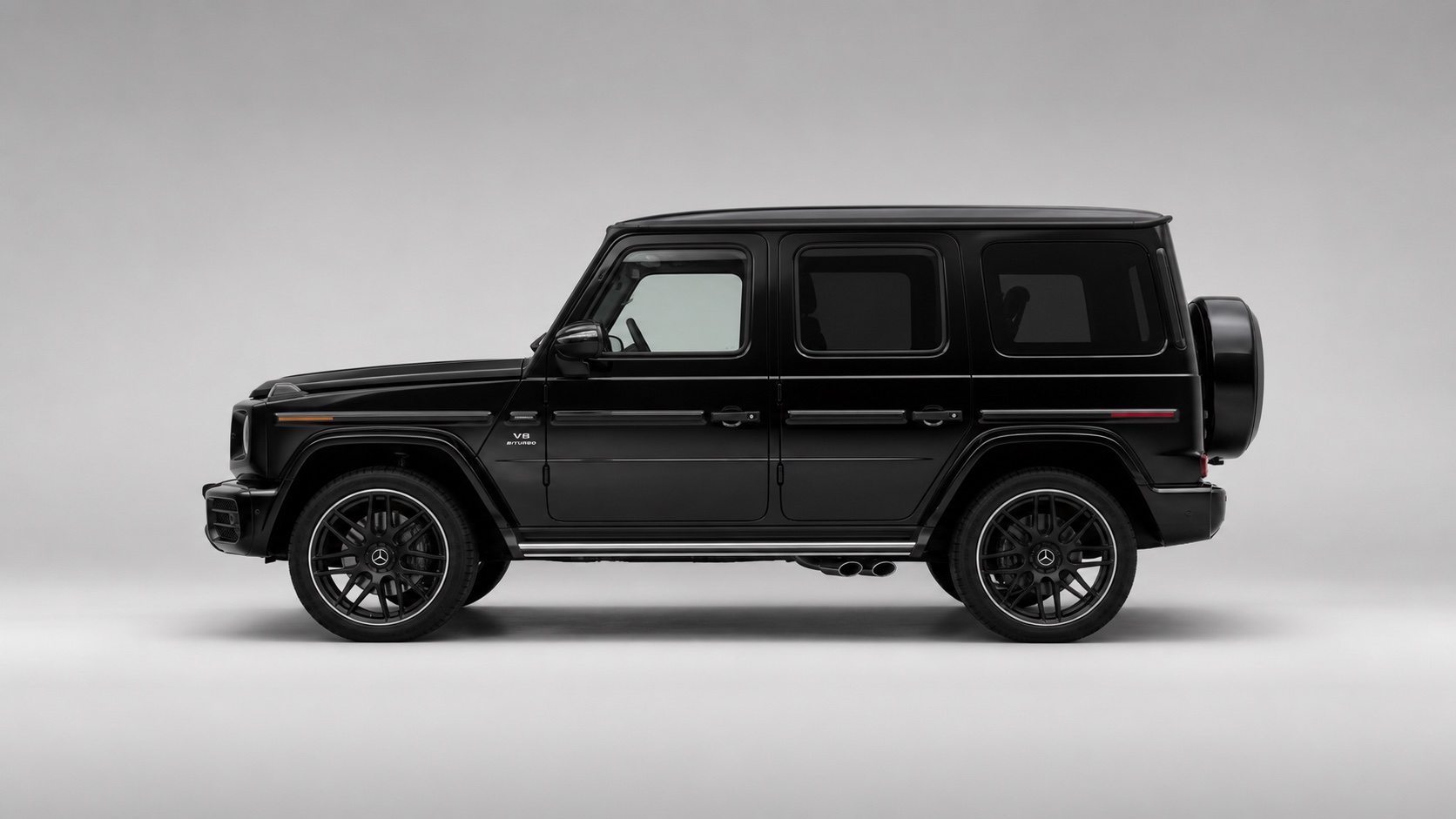 Mercedes-Benz G63 в профиль: прямые борта, наружные петли дверей и запасное колесо на двери багажника