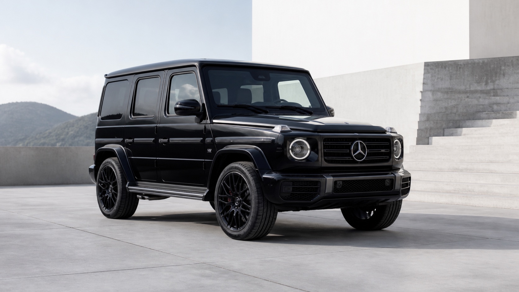 Mercedes-Benz G63 у бетонного здания, передний ракурс с боковой подножкой