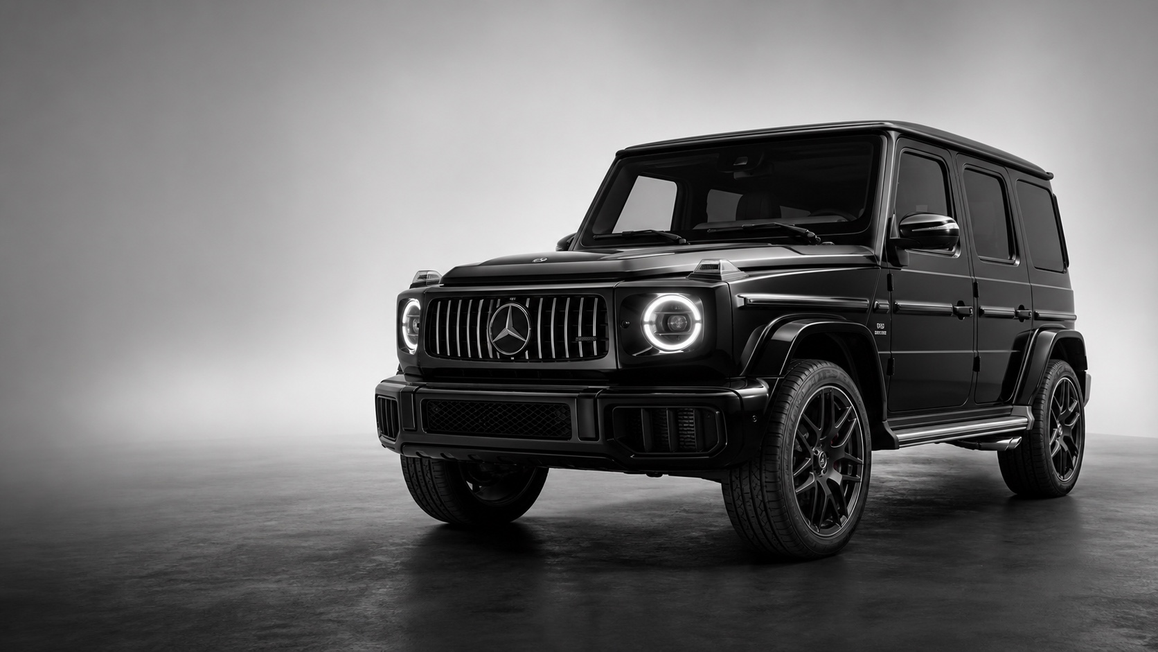 Mercedes-Benz G63 в монохромной студии, передний ракурс с защитной дугой
